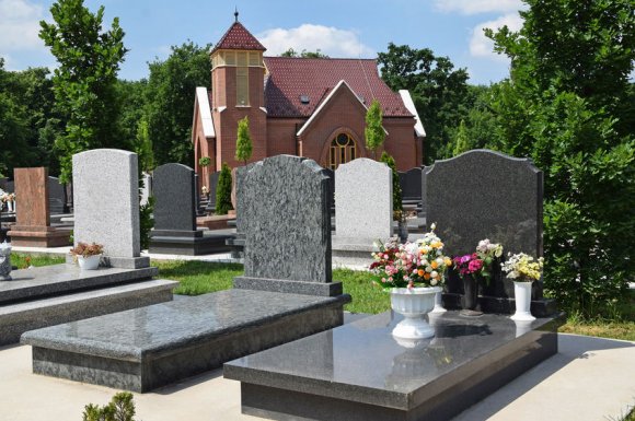 Personnaliser une tombe avec un plaque funéraire en granit