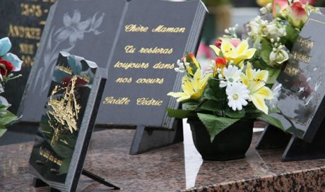 Réalisation de gravure personnalisée sur plaque funéraire à Saint-Benoit