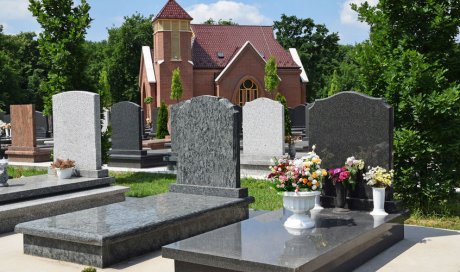 Personnaliser une tombe avec un plaque funéraire en granit